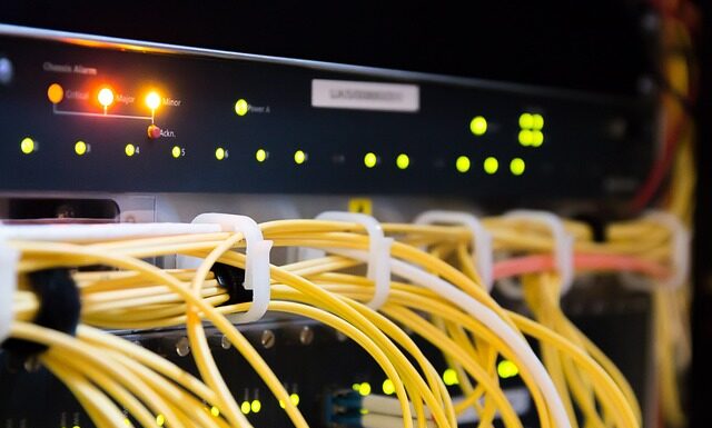 Jakie interfejsy i ile posiada router? Jakie interfejsy i ile posiada router?